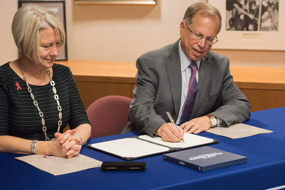 120115_MOU_IBM_DSC7315